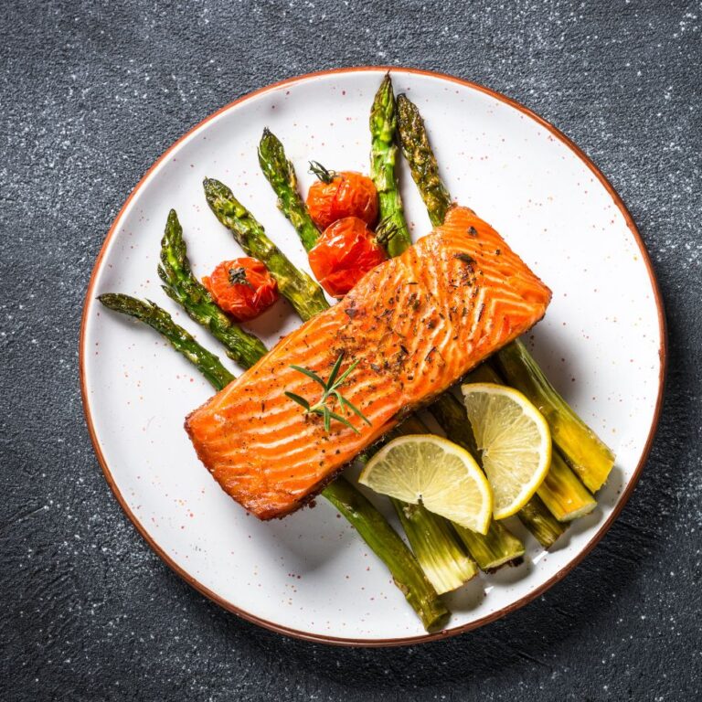 Saumon grillé, asperges vertes & tomates cerises au citron : une recette saine et savoureuse à la plancha